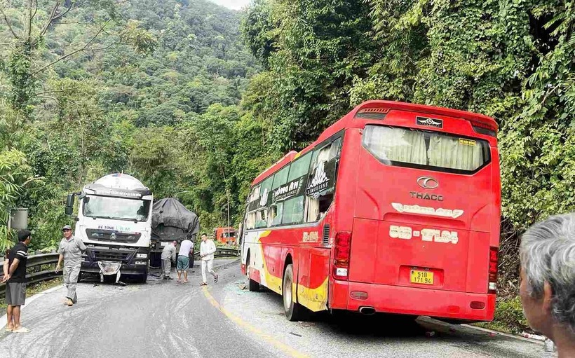 Khi đang đổ đèo Bảo Lộc, đến Km102 Quốc lộ 20, đoạn khúc cua Đài Đức Mẹ, xe đầu kéo bất ngờ mất thắng, va chạm với xe khách giường nằm mang biển số 51B-171.94 đang dừng trên đèo do bị hư hỏng.