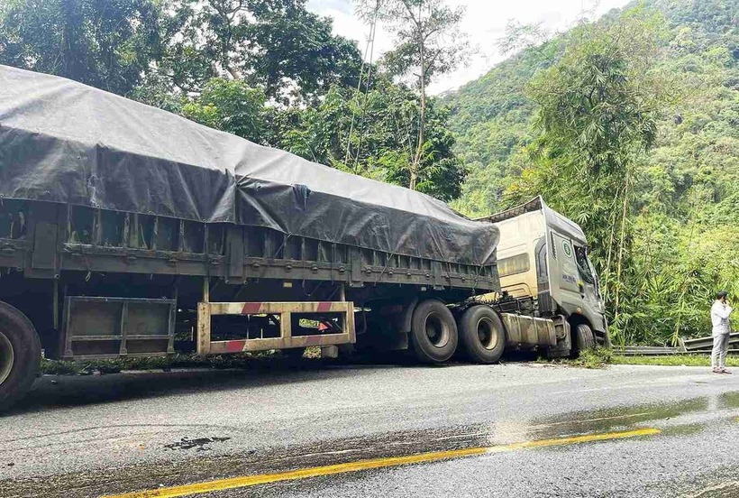 Sau đó xe đầu kéo tiếp tục trượt dài,&nbsp;va chạm&nbsp;với xe bồn chở bê tông của Công ty Khoáng sản - Vật liệu xây dựng Lâm Đồng (LBM) và một xe máy đang leo đèo theo chiều ngược lại.