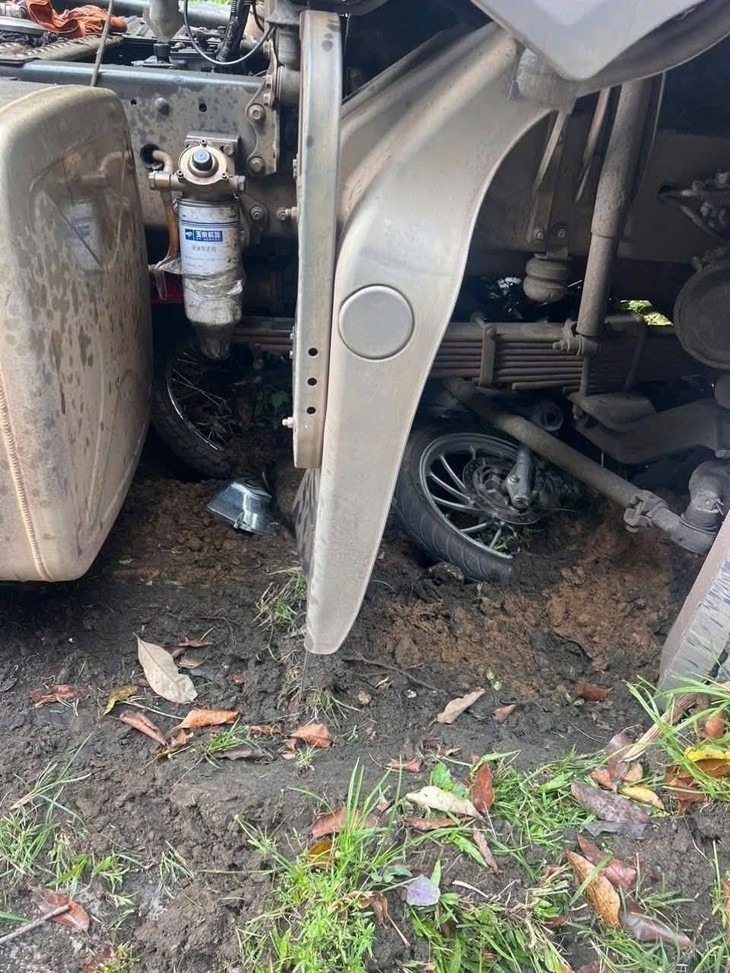 Cú va chạm khiến xe máy bị cuốn gọn vào gầm xe đầu kéo, kéo lê một đoạn. Trong khoảnh khắc đầy may mắn, hai người phụ nữ đi trên xe máy đã kịp thời nhảy khỏi xe, thoát nạn.