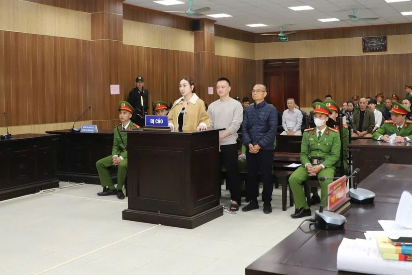 Hình ảnh vợ chồng trùm giang hồ Vi "Ngộ" tại phiên xét xử. Ảnh: Dân Trí