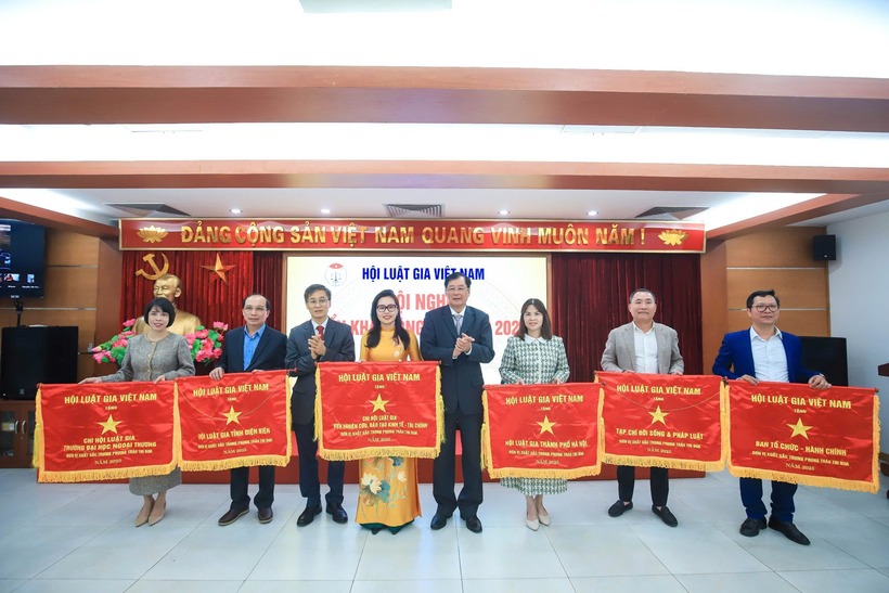 Lãnh đạo Hội Luật gia Việt Nam tặng cờ thi đua cho các đơn vị.