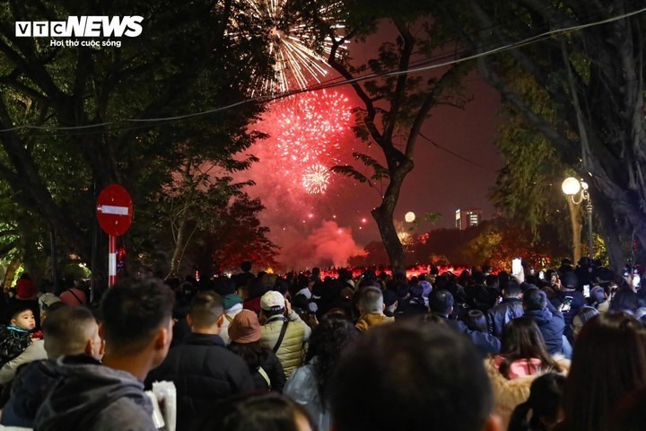 Người dân Hà Nội xem bắn pháo hoa đón năm mới ở Hồ Gươm. Ảnh: VTC News