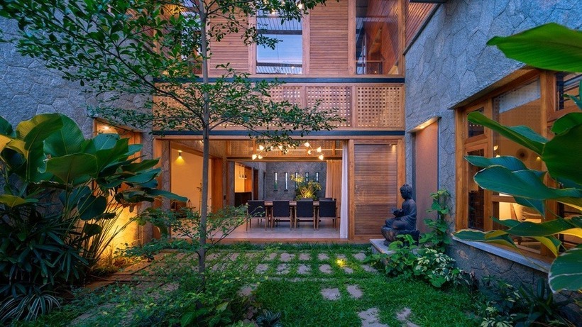 Sân vườn có thể kết hợp làm nơi vui chơi cho trẻ nhỏ, tổ chức tiệc BBQ ngoài trời hoặc khu vực trồng rau sạch, mang lại sự tiện nghi và đa năng cho gia đình. Ảnh minh họa.