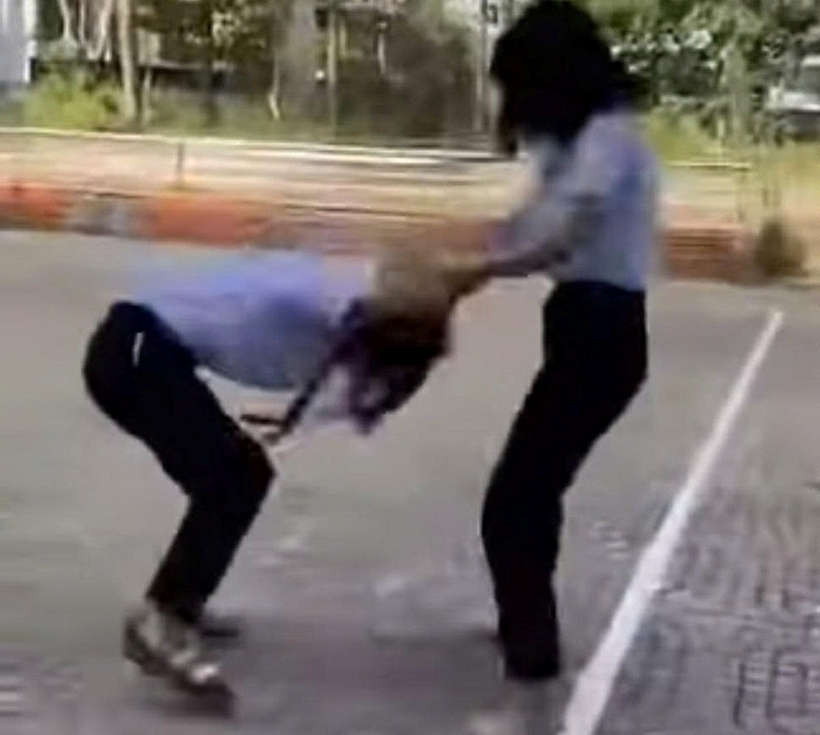 Nữ sinh lớp 6 bị học sinh nữ lớp trên kéo tóc, đánh tới tấp vào đầu. Ảnh: Tiền phong