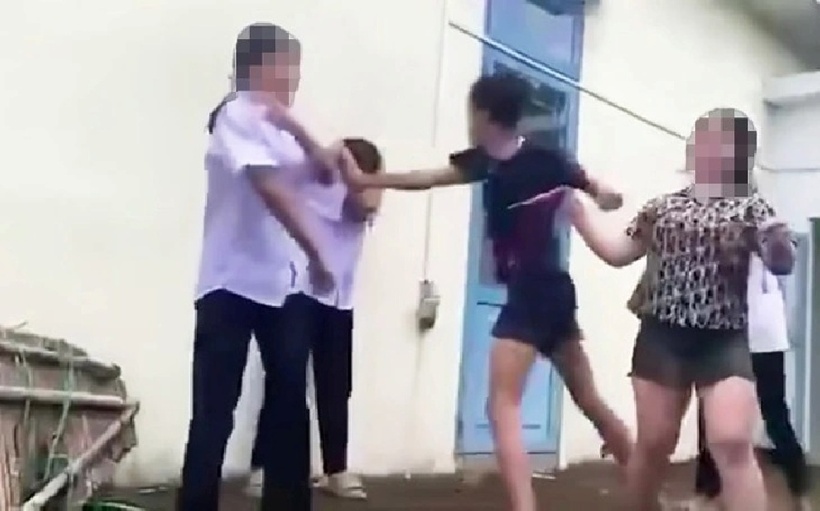 Nữ sinh lớp 8 ở Đà Nẵng bị nhóm học sinh đánh hội đồng phải nhập viện. Ảnh: Báo Tuổi trẻ.