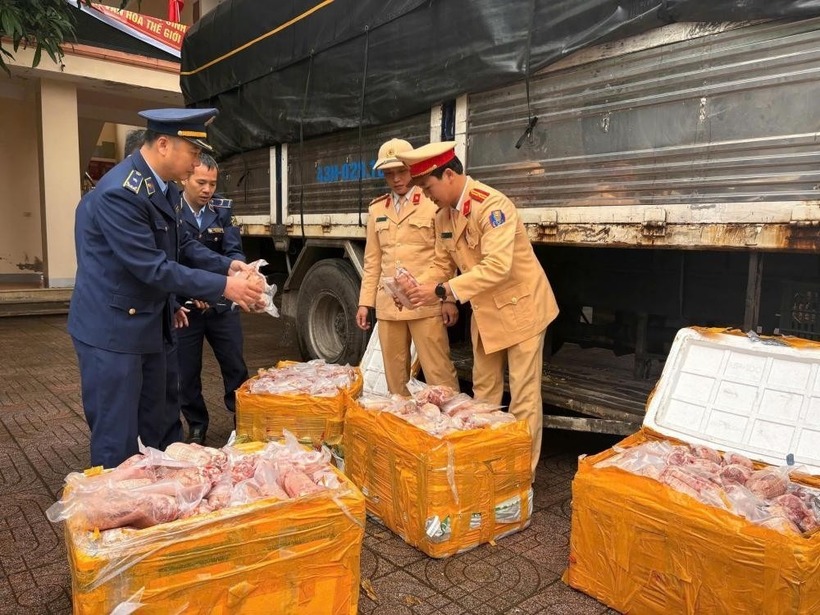 Số lượng hàng hoá không rõ nguồn gốc được phát hiện trên xe tải. (Ảnh: Tiền phong)
