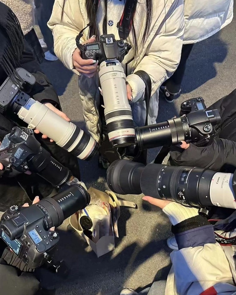 "Đồ nghề" của các "trạm tỷ" khi đi đu idol. Ảnh: Xiaohongshu.