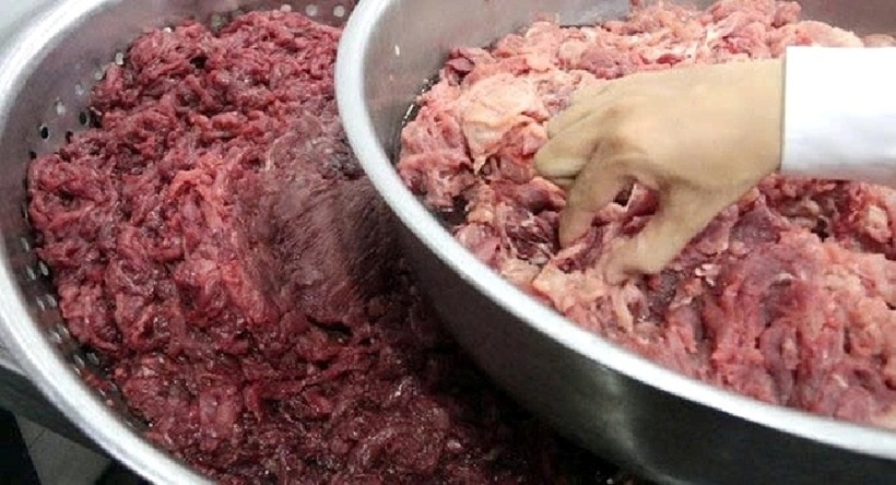 Thịt heo ngâm hóa chất thành thịt bò. Ảnh: Báo Tuổi trẻ.