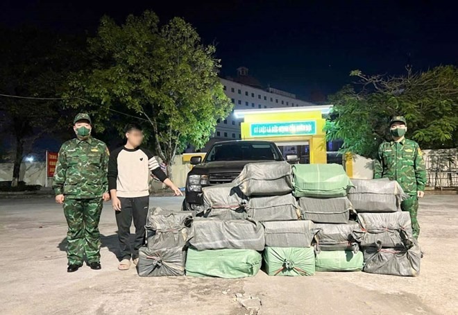 Tài xế và tang vật bị lực lượng chức năng bắt giữ. (Ảnh: Biên phòng Quảng Ninh)