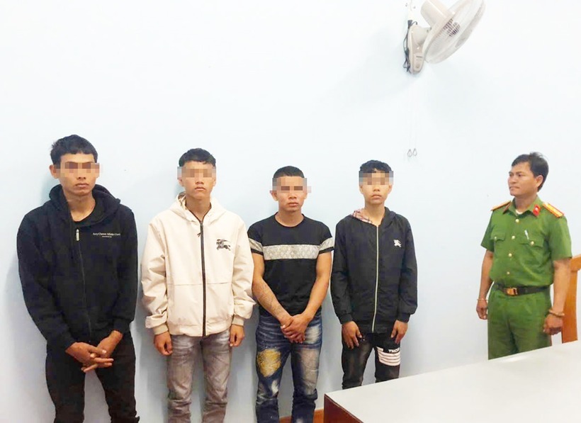 Bốn đối tượng tại cơ quan chức năng. Ảnh: PLO.