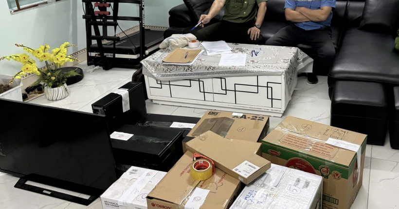 Cơ quan Công an tiến hành khám xét, thu giữ vật chứng.