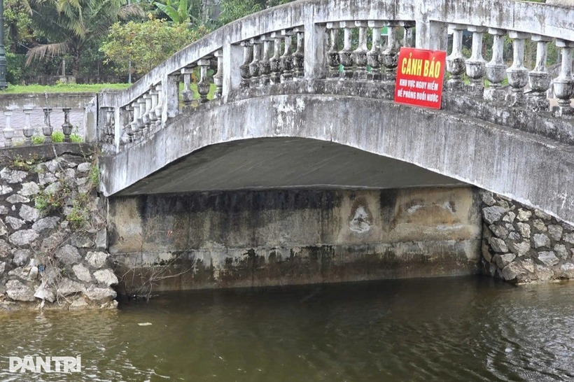 Xung quanh khu vực hồ trong công viên đều được đặt biển cảnh báo “Nguy hiểm”. Ảnh: Dân trí