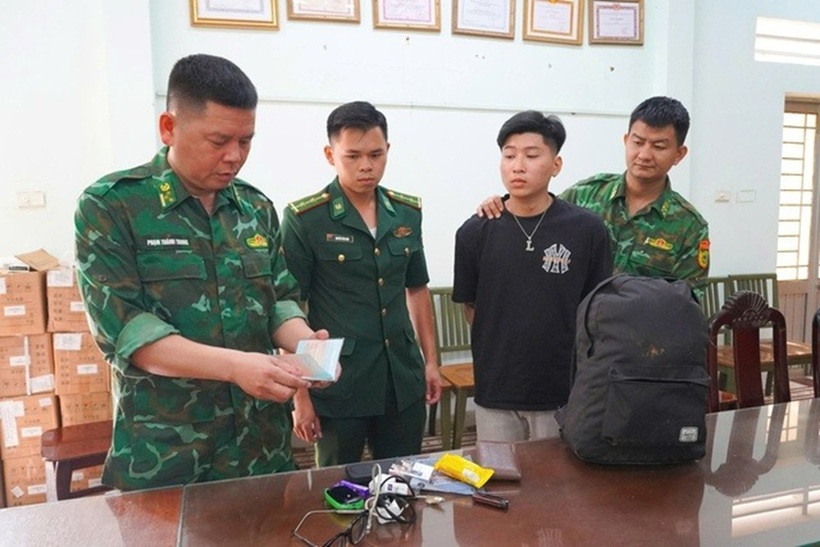 Huỳnh Kim Long, nghi phạm giết người trong đêm Giáng Sinh, bị lực lượng Đồn biên phòng cửa khẩu Mỹ Quý Tây bắt giữ. Ảnh: Thanh Niên