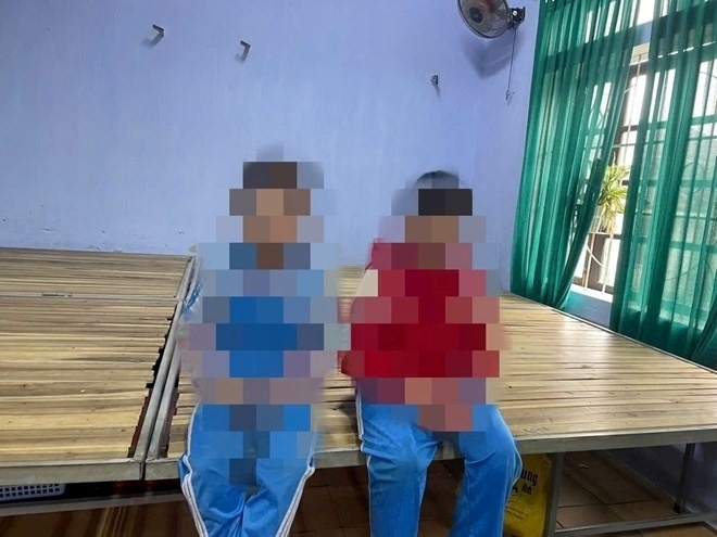 Các học sinh có dấu hiệu nôn ói sau bữa ăn trưa, một số em đã ổn định. Ảnh: Lao động