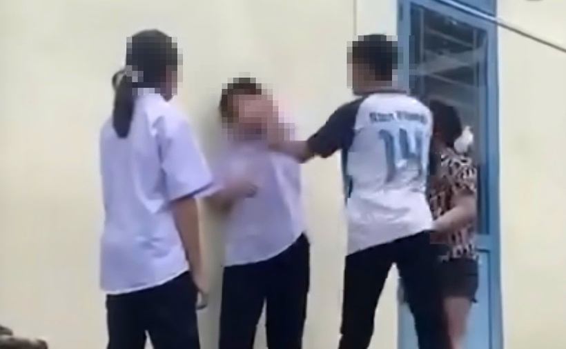 Hình ảnh sinh bị đánh hội đồng. Ảnh: Tiền phong