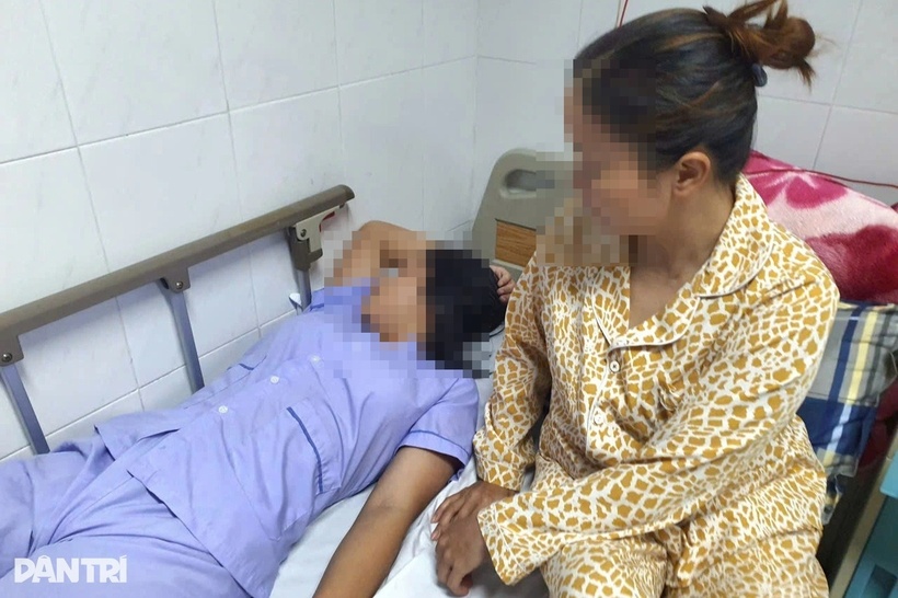 Chị Duyên đang chăm sóc con gái tại bệnh viện. Ảnh: Dân trí