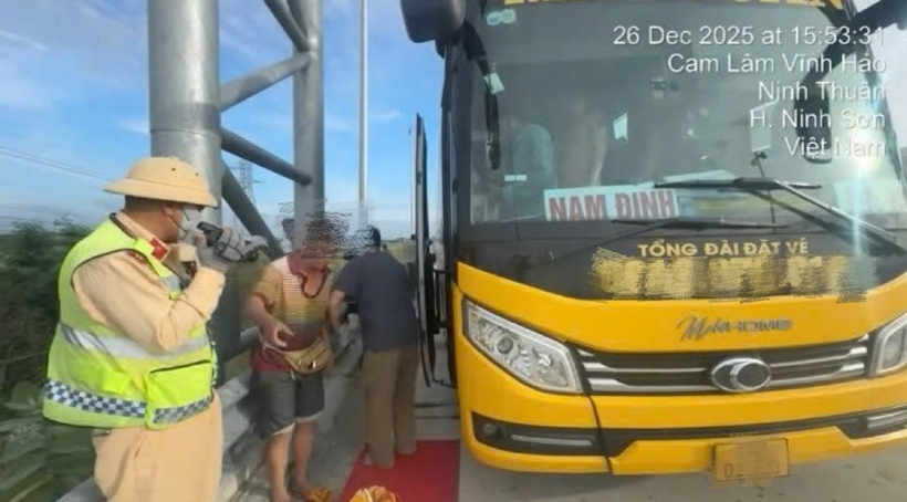 CSGT kiểm tra số hành khách trên xe khách