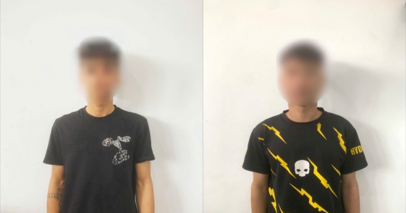 Đối tượng Đ.Q.H (bên trái) và H.V.T (bên phải) tại cơ quan Công an