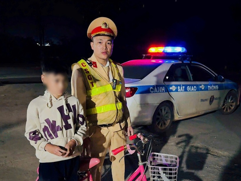 CSGT phát hiện cháu bé lúc 3h sáng tại khu vực vắng người. (Ảnh: Dân trí)