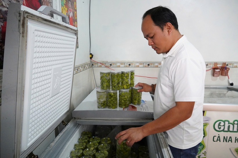 Anh Thanh với sản phẩm cà na tách hạt đóng hộp. Ảnh: Thanh niên