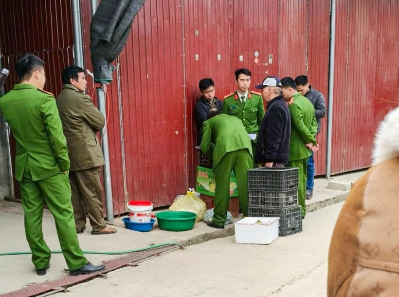 Lực lượng chức năng đã có mặt tại hiện trường, tổ chức phong tỏa, khám nghiệm và điều tra nguyên nhân vụ việc. Ảnh: Báo Lao động.