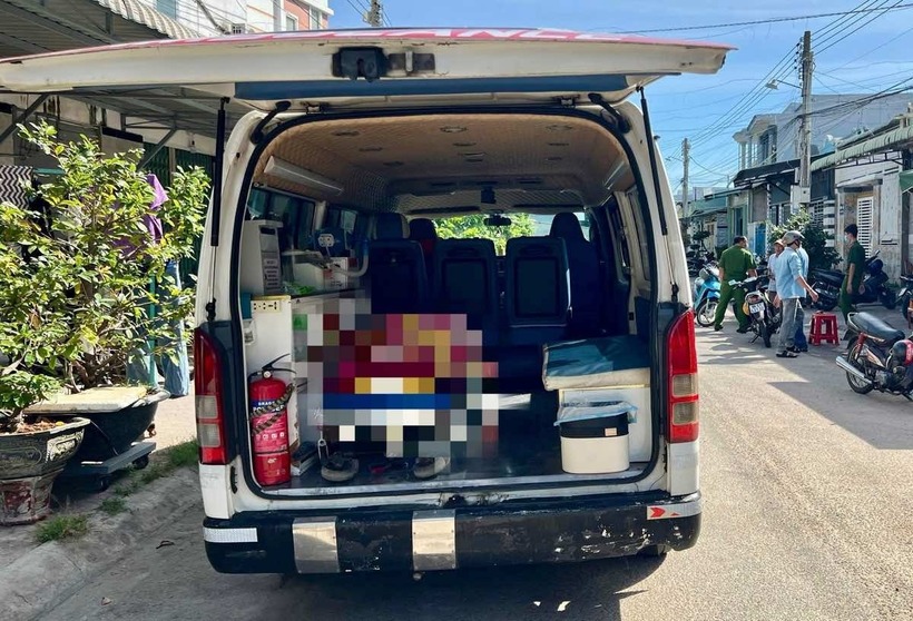 Nạn nhân tử vong được xe cứu thương đưa rời khỏi hiện trường sau khi công an hoàn tất khám nghiệm. (Ảnh: Lao động)