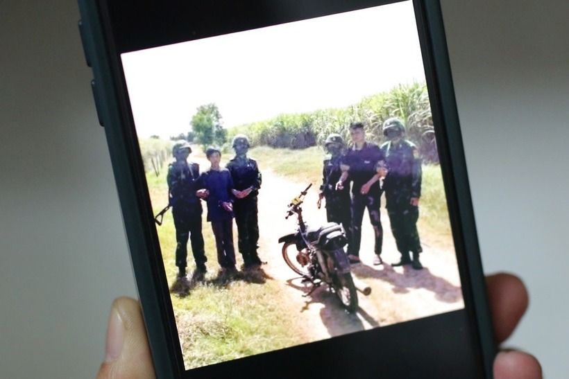 Bộ đội biên phòng bắt quả tang Giỏi lái xe máy chở Vỹ trên đường mòn vượt biên sang Campuchia. Ảnh: Dân trí