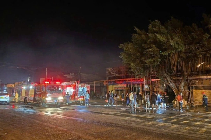 Hiện trường vụ cháy hàng thiết bị điện nước, 4 người trong gia đình thiệt mạng - 2