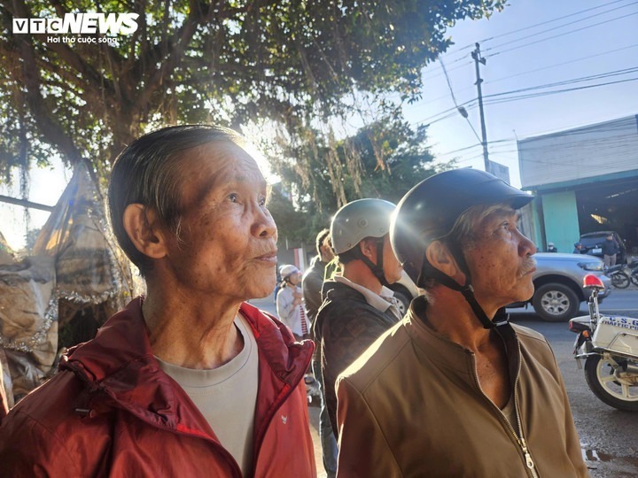 Nhân chứng vụ cháy nhà ở Đắk Lắk kể lại sự việc. Ảnh: VTC News