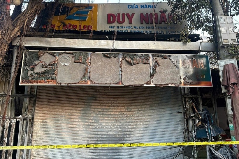 Công an niêm phong hiện trường vụ cháy. Ảnh: Dân trí