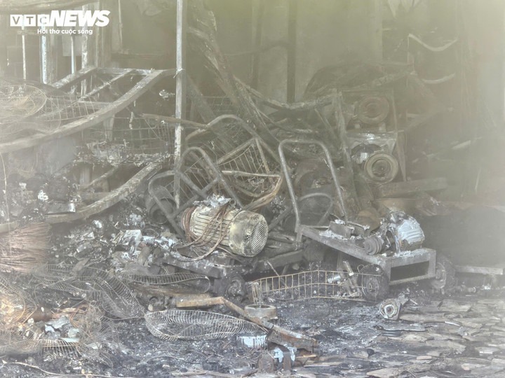 Vật dụng bên trong ngôi nhà bị thiêu rụi sau vụ cháy. Ảnh: VTC News