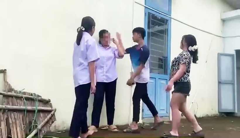 Một nữ sinh bị nhiều bạn cùng trang lứa đánh tới tấp. Ảnh: Báo Sức khỏe và Đời sống.