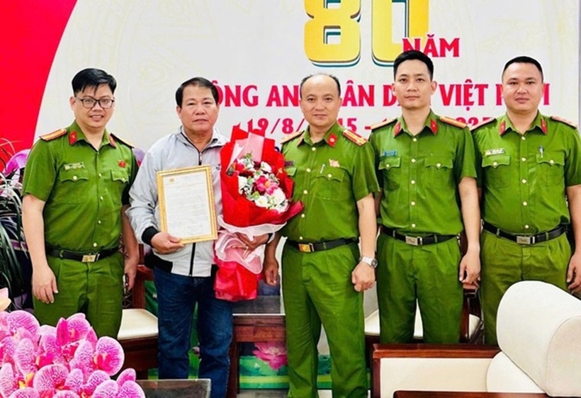 Công an phường An Khê trao khen thưởng cho ông Tăng Toản. Ảnh: Sức khỏe & Đời sống