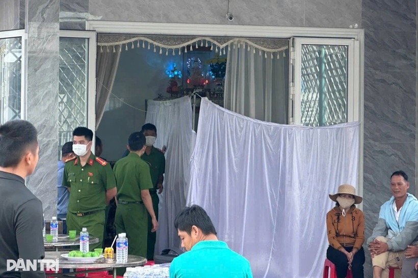 Thi thể của 4 nạn nhân xấu số được đưa về nhà người thân và được cơ quan chức năng khám nghiệm, làm rõ nguyên nhân vụ việc. Ảnh: Dân trí