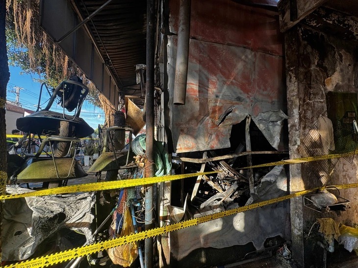 Ngôi nhà bị hỏa hoạn đã được dập tắt, nhưng 4 người trong nhà đã chết do cửa khóa không thoát ra được. (Ảnh: Tuổi trẻ)