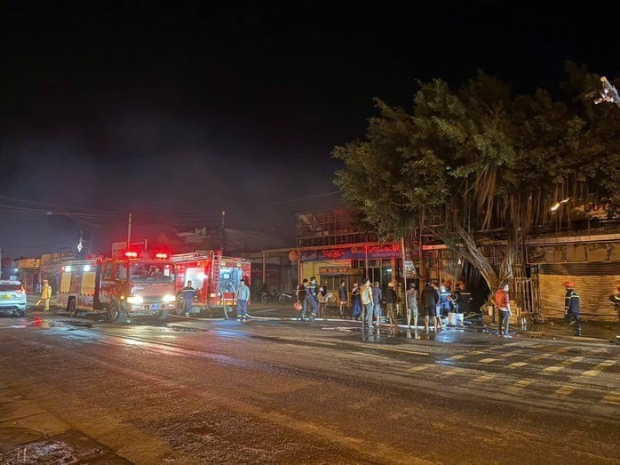 Lực lượng phòng cháy chữa cháy huy động nhiều phương tiện tới chữa cháy. (Ảnh: Người lao động)