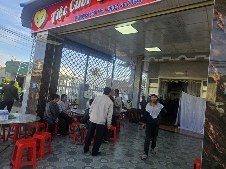 Người dân tiếc thương các nạn nhân xấu số. (Ảnh: VTC News)