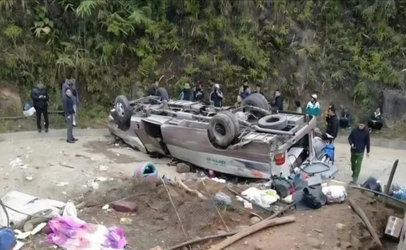 Xe chở đoàn từ thiện bị lật tại Lào Cai. (Ảnh: Sài Gòn giải phóng)