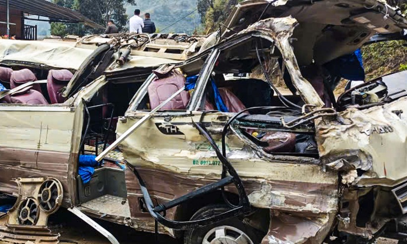 Xe khách biến dạng sau tai nạn thảm khốc. Ảnh: VTC News