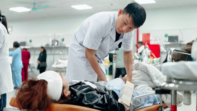 Bệnh nhân N.T.P.K. (26 tuổi, Đắk Lắk) bị đa chấn thương, chấn thương sọ não, gãy cẳng tay phải, chấn thương khung chậu, chấn thương vai trái. Ảnh: Tuổi Trẻ.