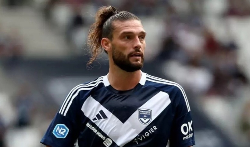 Hồi tháng 4 vừa qua, Andy Carroll đã bị cảnh sát bắt giữ ngay tại sân bay khi trở về Anh và hiện đang đối mặt với án tù vì vi phạm lệnh cấm tiếp xúc.