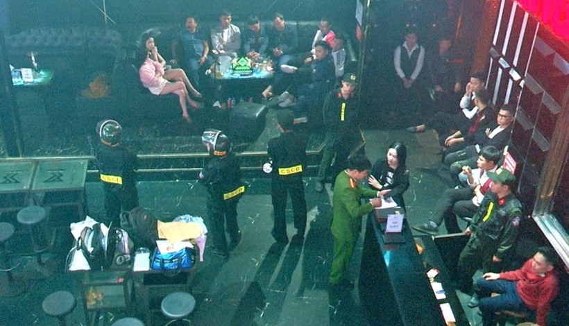 Lực lượng chức năng kiểm tra quán bar trên địa bàn phường Hoa Lư. Ảnh: Dân Việt