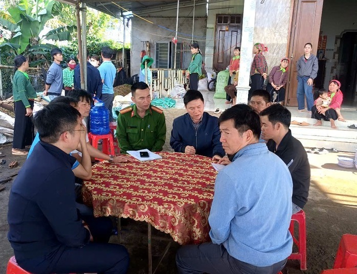 Chính quyền địa phương tới thăm hỏi, chia buồn cùng gia đình các cháu nhỏ. Ảnh: Người lao động