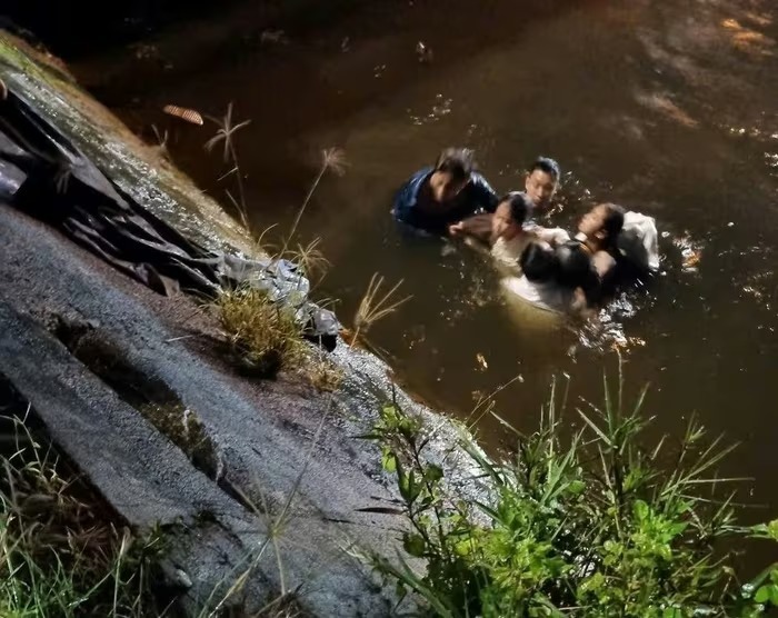 Trong đêm mưa rét, hai cha con ông Viên nhảy xuống kênh cứu người gặp nạn. (Ảnh: VietnamNet)