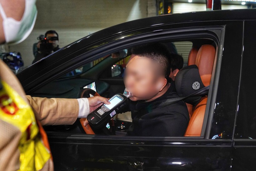 CSGT kiểm soát nồng độ cồn tối 27/12.