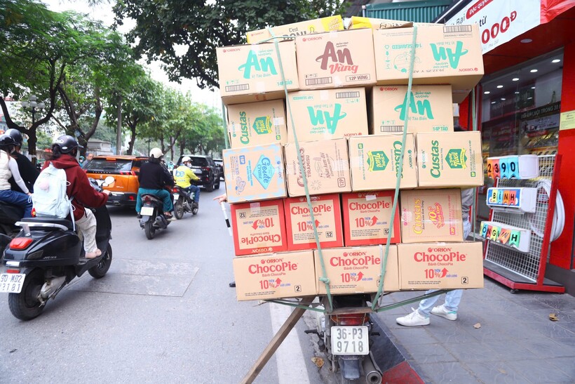 Chở hàng hoá cồng kềnh gây khuất tầm nhìn, ảnh hưởng đến việc điều khiển xe, rất dễ dẫn đến TNGT.