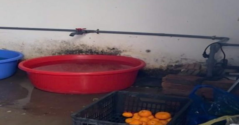 Khu vực chế biến không bảo đảm vệ sinh.