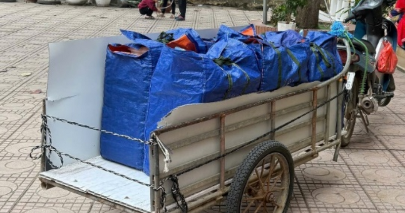 Phương tiện vận chuyển suất ăn không bảo đảm vệ sinh.