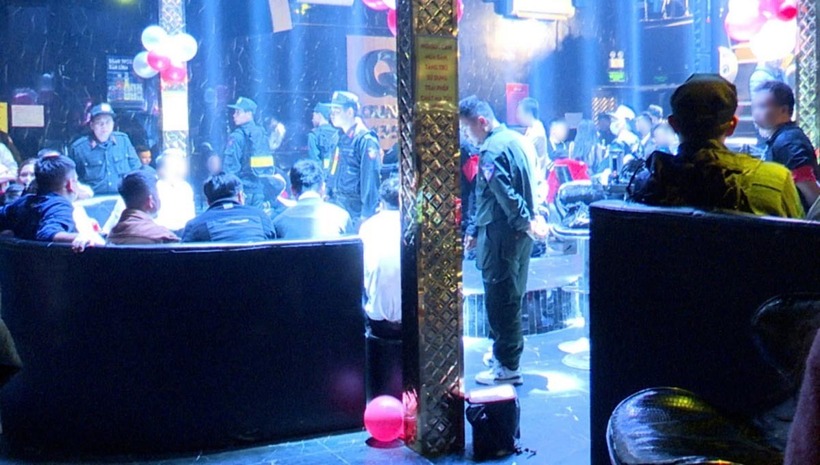 Cảnh sát đột kích 2 quán bar lúc nửa đêm, phát hiện 30 người dương tính ma túy - 2