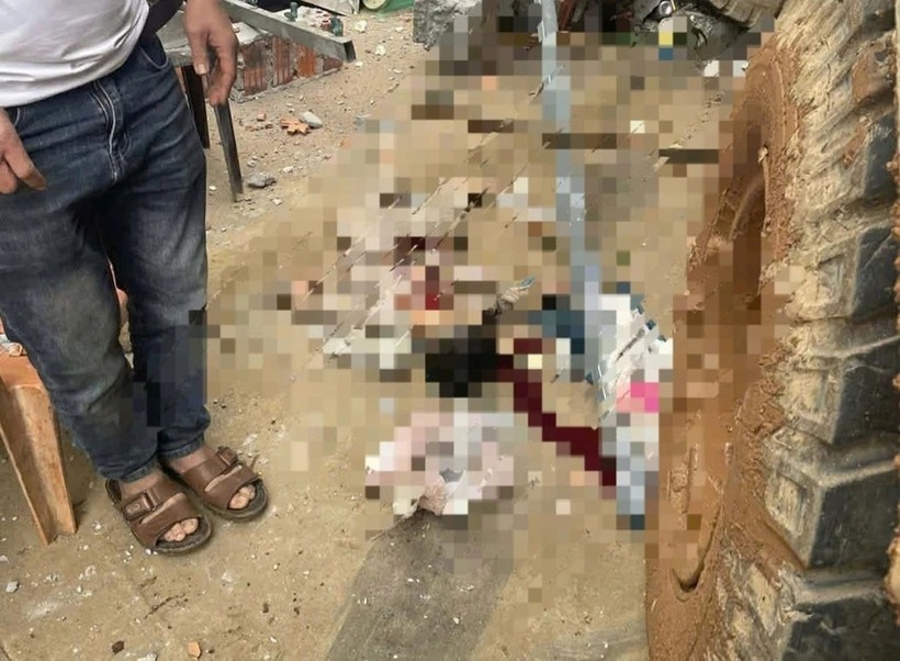 Cháu bé khoảng 4 tuổi tử vong tại hiện trường. Ảnh: Pháp luật TP.HCM